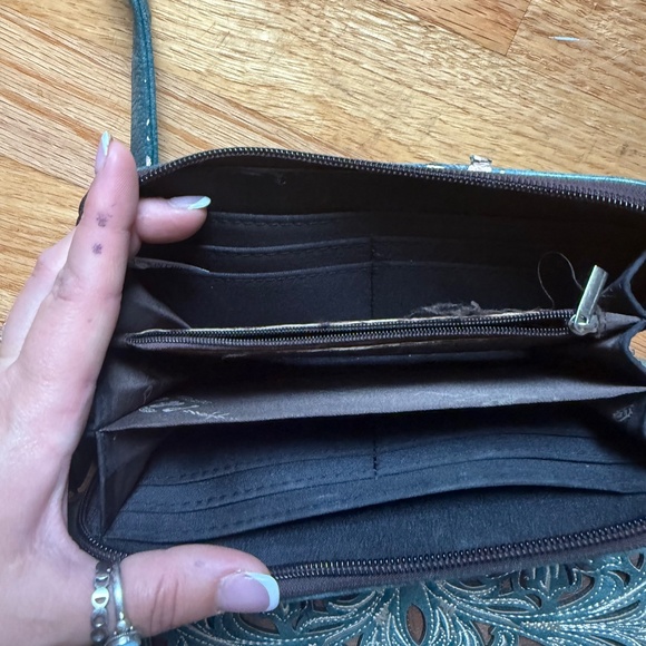 NWT Crossbody Bag with matching wallet - Picture 4 of 6